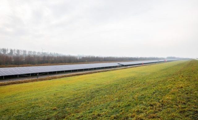Zonnepark IJsselmeerdijk zonnepanelen