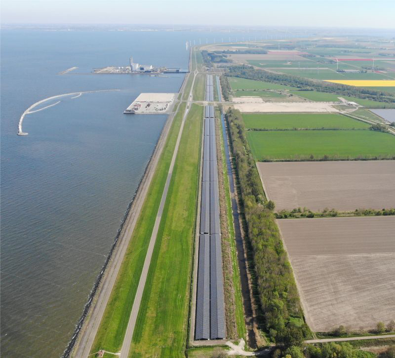 uchtfoto van Zonnepark IJsselmeerdijk Lelystad