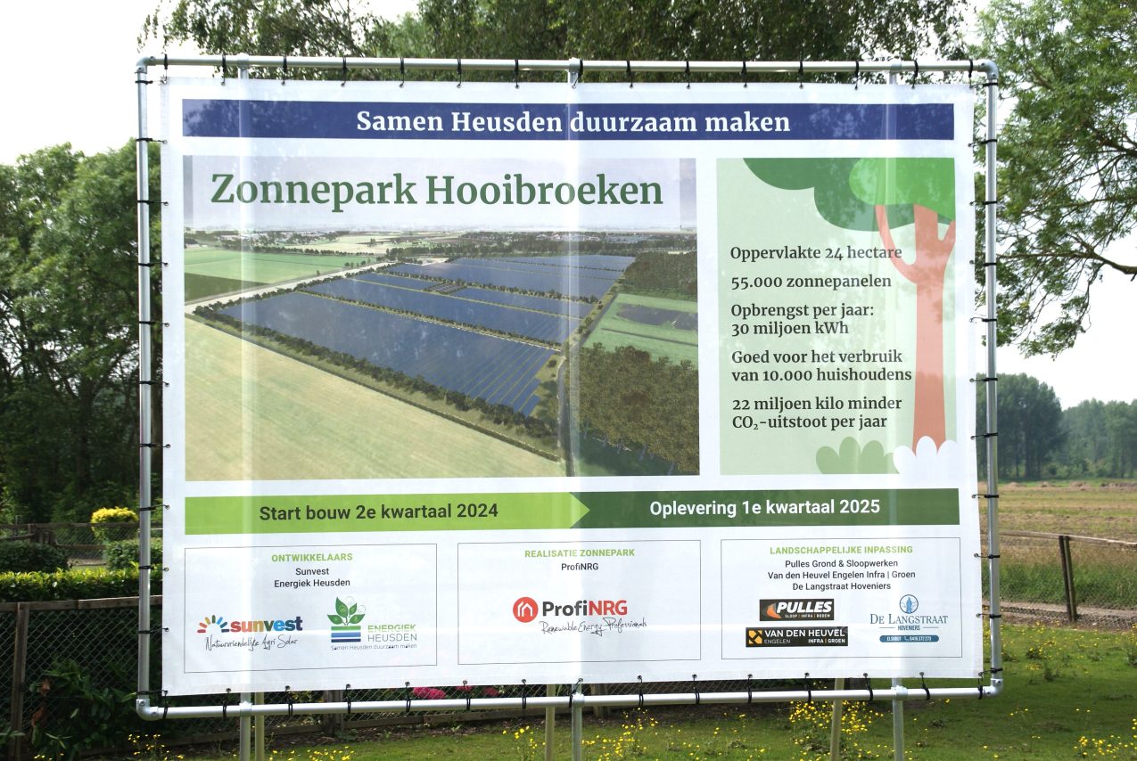 Bouwbord zonnepark Hooibroeken